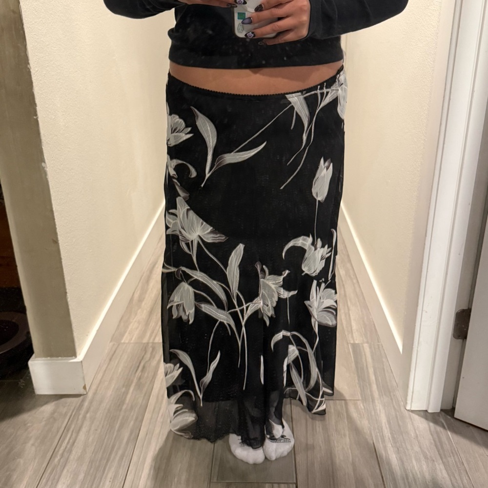 VINTAGE FLORAL MAXI SKIRT 🪷🖤🌷